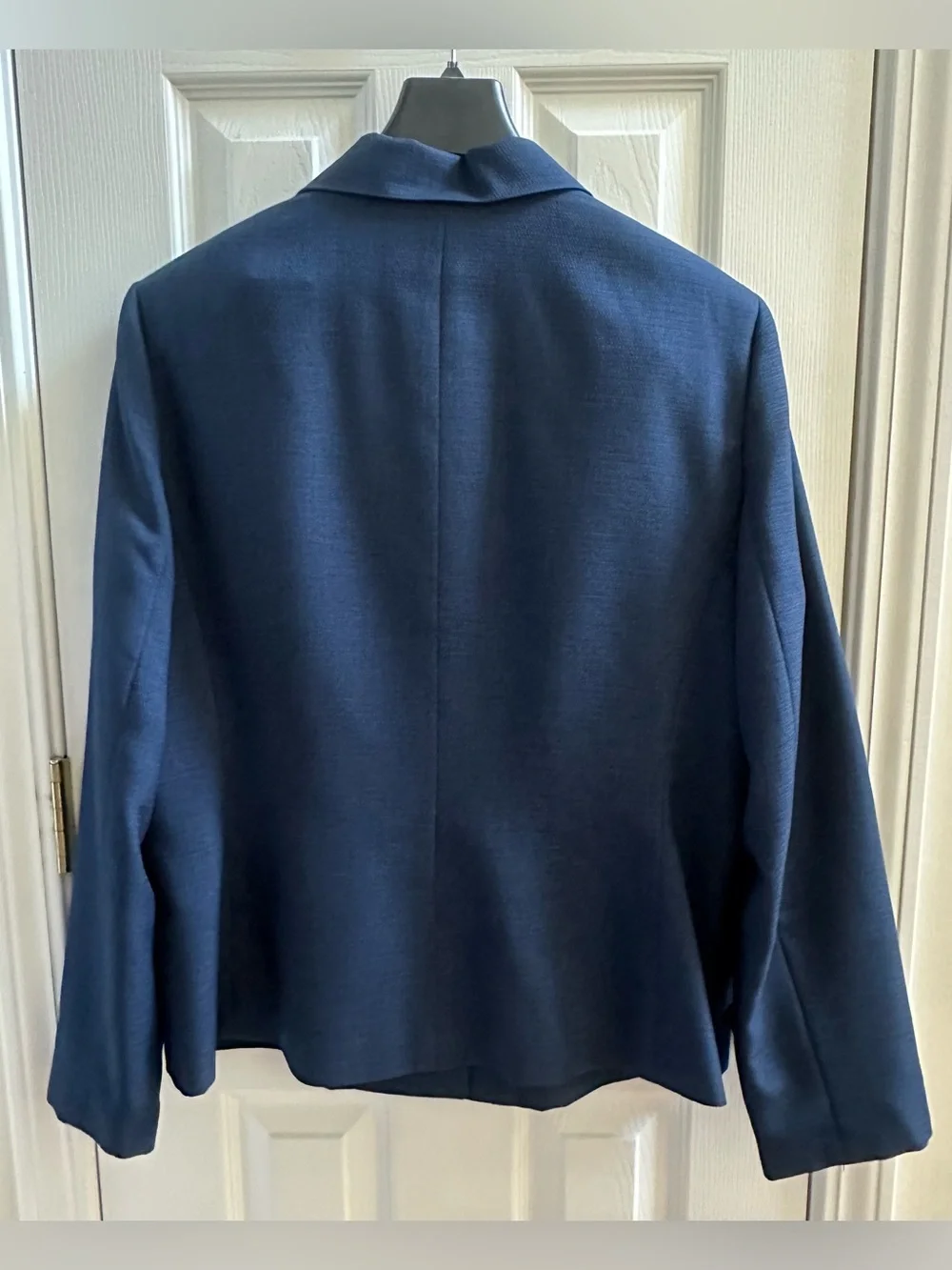 Gently Worn Navy Women's Le Suit Two-Piece Long Sleeve Pant Suit